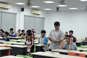 考生进入胡志明市工业大学考点的考室。