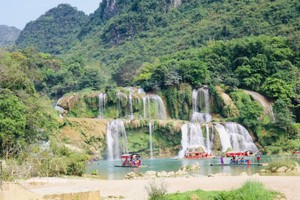 板约-德天瀑布——增进越中两国人民友谊的纽带。 