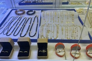 胡志明市一家金店接受检查。图：胡志明市市场管理分局