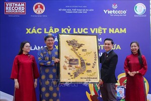 制作单位代表向芹苴市文体与旅游厅赠送“以椰子制作的越南地图”画作。 