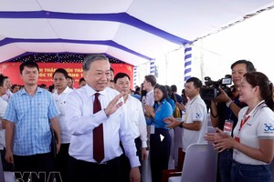 党中央总书记、国家主席苏林走访慰问胡志明市劳动者。