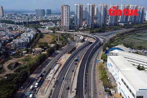 安富交通枢纽N3高架桥支线已完成桥面沥青铺设。