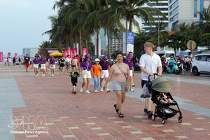 游客在岘港街道上漫步。