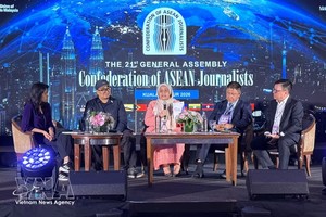 与会代表围绕打击虚假新闻等内容开展深入探讨。 