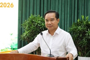 胡志明市人委会主席阮文得在聚会上致辞。