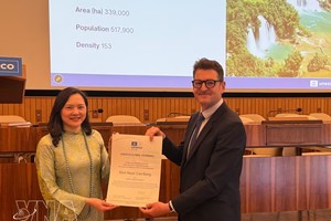 越南常驻联合国教科文组织（UNESCO）代表团团长阮氏云英大使领取认定证书。 