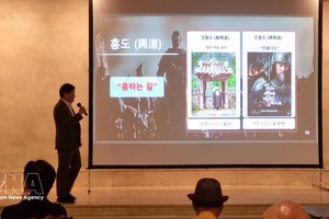 制片人兼总导演申昌石介绍电影内容。 