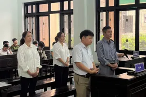 被告在初审庭上。