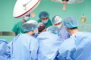 顺化中央医院医生从脑死亡者捐赠摘取器官，以为6名患者进行移植手术。