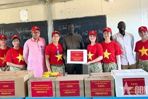越南4号工兵队代表向阿卜耶伊初中学校赠送礼物。图自qdnd.vn 