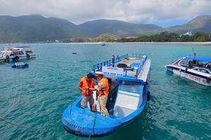 水路交警在昆仑岛乡指引民众穿戴救生衣，确保水路交通安全。 