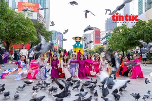 长衫色彩点亮阮惠步行街。 