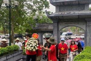 大量游客前往同禄三岔路口遗迹区敬献花圈、上香缅怀各位英雄烈士，并参观游览。 
