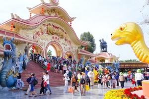  仙泉旅游区游客络绎不绝。