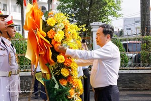 国会主席陈青敏在福门郡宫国家历史文化遗迹敬香。