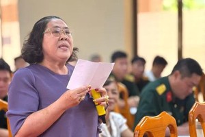 选民范氏五在会上提出意见。