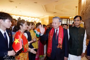 越南驻印度大使馆干部和工作人员、旅印越南人代表迎接党中央总书记、国家主席苏林一行。 