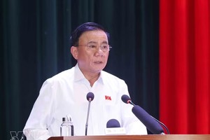 党中央政治局委员、党中央书记处常务书记陈锦秀致辞。