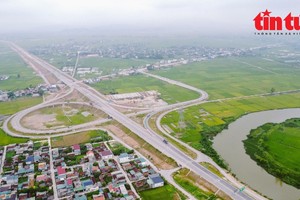 东面北-南高速公路。