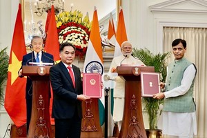 胡志明市人委会常务副主席阮禄河与印度内政部国务部长尼蒂亚南德·拉伊于5月6日交换关于胡志明市与孟买市建立友好合作关系备忘录。 图自VOV