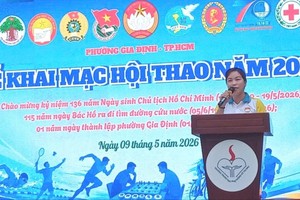  嘉定坊越南祖国阵线委员会主席陈氏秋庄在运动会上致开幕词。 