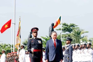 苏林总书记、国家主席检阅仪仗队。