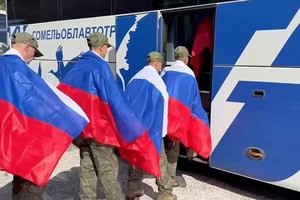 俄罗斯士兵在4月24日与乌克兰进行193名战俘交换后回国。图片：ANADOLU
