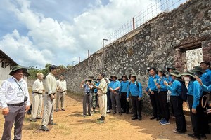 胡志明市模范工会会员及工人在2026年工人月的政治思想教育活动时参观昆仑岛监狱。