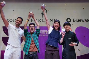 光强（绿衣）与决赛中的4名对手合影。
