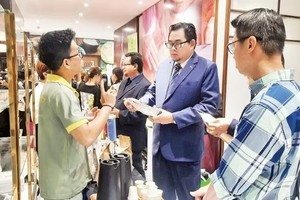 外国直接投资商参观在胡志明市贸易与投资促进中心举行的食品展。 