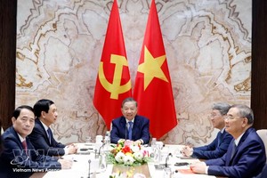 党中央总书记、国家主席苏林与瑞士联邦主席居伊·帕姆兰通电话。