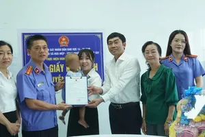 N.G.K.在第一儿童医院领取出生证。