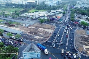 阮文灵-阮友寿交通枢纽刚刚全面投入运营两个地下通道，有助缓解交通拥堵。