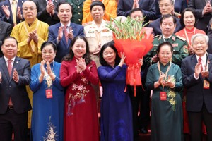  各位代表祝贺裴氏明怀同志继续获协商推选担任2026－2031年任期第十一届越南祖国阵线中央委员会主席职务。