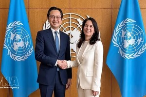 越南常驻联合国代表团团长杜雄越大使与第80届联合国大会主席安娜莱娜·贝尔伯克。