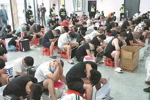 中菲执法部门合作遣返重大跨境赌博案嫌疑人