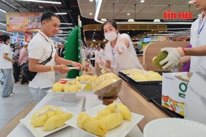 据《新闻与民族报》记者于5月16日傍晚记录报道，众多胡志明市民众在周末前往安乐GO! 超市体验榴梿自助餐。