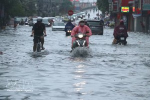 海防市安边坊念桥桥头区域水淹。 