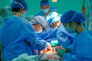 调动百名医护人员迅速为患儿实施心脏移植