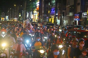 二月三日街经常出现交通堵塞情况。