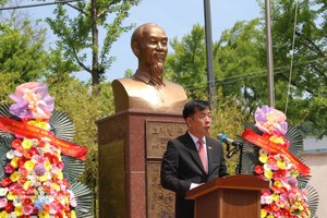 越南驻韩国大使武胡在仪式上致辞。 