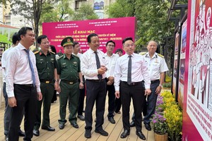 代表与嘉宾参观展览。