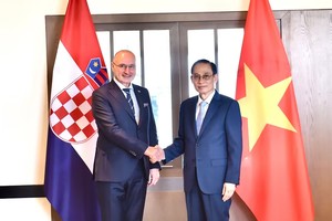 越南外交部长黎怀忠与克罗地亚外交和欧洲事务部长拉德曼。越南外交部供图 