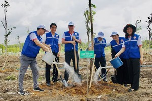 胡志明市领导、与会代表及当地民众共同在朗勒文化公园区域内栽下了503棵各类树木。 