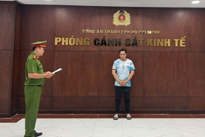 胡志明市公安厅对犯下“侵犯工业产权”罪名的嫌犯阮陈越皇作出起诉。图源：公安厅