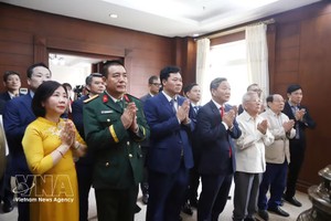 各位代表在胡志明主席祭祀室上香。 