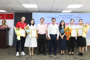 组委会代表与《西贡解放报》记者合影留念。 