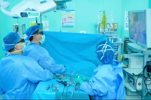 Bác sĩ thực hiện ghép thận cho người bệnh 医生为患者实施肾移植手术。 