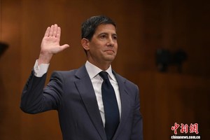 资料图为当地时间4月21日，凯文·沃什(Kevin Warsh)出席国会提名听证会。 中新社记者 陈孟统 摄 