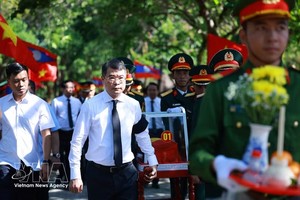 政府总理黎明兴为在老挝牺牲的越南志愿军和专家烈士默哀。